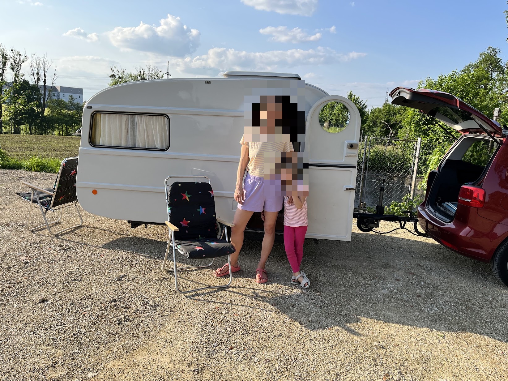 Gäste vor ihrem Wohnwagen am Unternhub