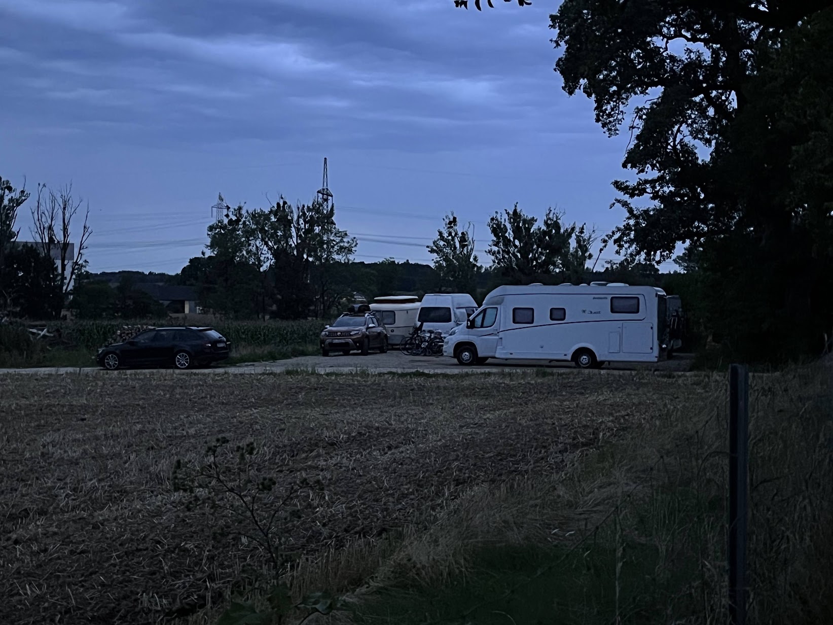 Blaue Stunde am Campingplatz