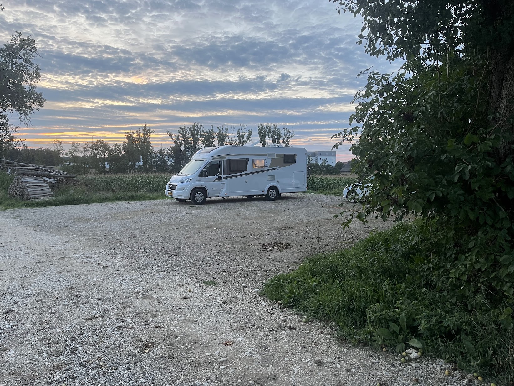 Wohnmobil im Abendlicht